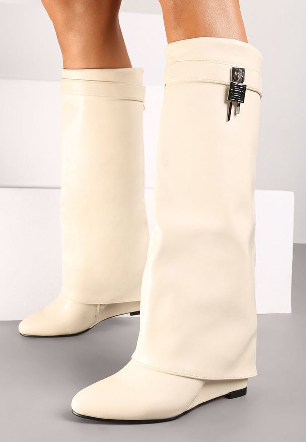 Renee - Beżowe Kozaki z Cholewką Imitującą Nogawkę i Koturnem Ericelle. Kolor: beżowy. Materiał: jeans. Szerokość cholewki: normalna. Obcas: na koturnie