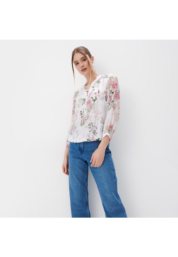 Mohito - Biała bluzka w kwiaty - Biały. Kolor: biały. Wzór: kwiaty