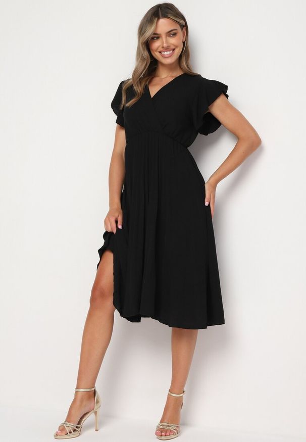 Born2be - Czarna Plisowana Sukienka z Kopertowym Dekoltem i Gumką w Talii Waretta. Typ kołnierza: dekolt kopertowy. Kolor: czarny. Typ sukienki: kopertowe. Styl: elegancki