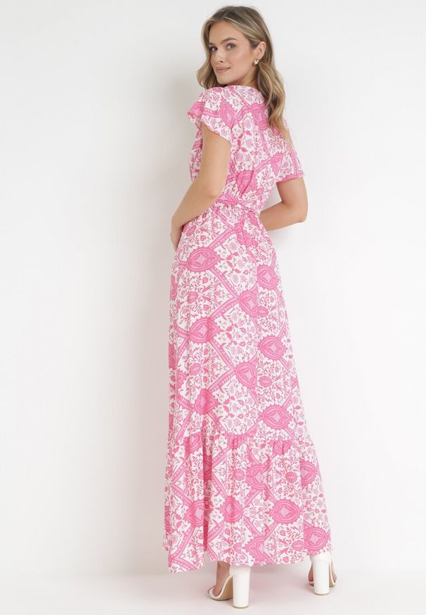 Born2be - Fuksjowa Rozkloszowana Sukienka Maxi z Wiązanym Paskiem Aziza. Typ kołnierza: dekolt kopertowy. Kolor: różowy. Materiał: tkanina, bawełna. Typ sukienki: kopertowe. Długość: maxi