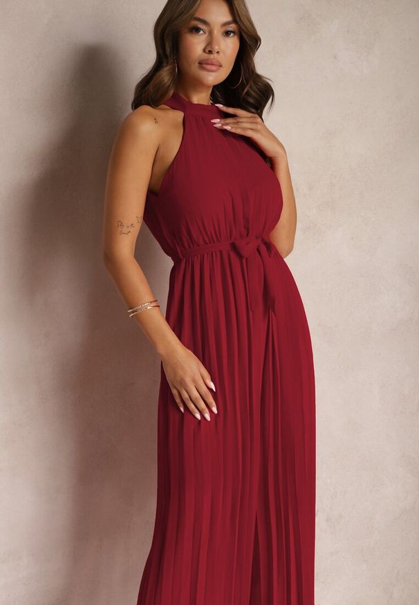 Renee - Bordowy Kombinezon z Dekoltem Typu Halter i Gumką w Talii Zolefia. Kolor: czerwony. Długość: długie. Styl: elegancki
