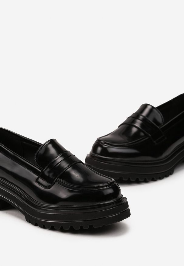 Renee - Czarne Mokasyny z Grubą Podeszwą i Przeszyciami Calwen. Kolor: czarny. Styl: elegancki
