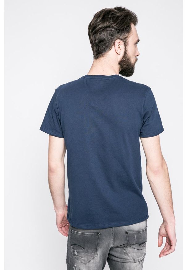 Levi's® - Levi's - T-shirt. Okazja: na co dzień, na spotkanie biznesowe. Kolor: niebieski. Materiał: dzianina. Wzór: nadruk. Styl: biznesowy, casual