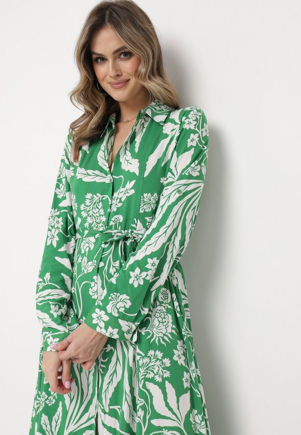 Born2be - Zielona Koszulowa Sukienka z Roślinnym Wzorem z Wiązanym Paskiem Rosallen. Kolor: zielony. Wzór: aplikacja. Typ sukienki: koszulowe. Długość: maxi