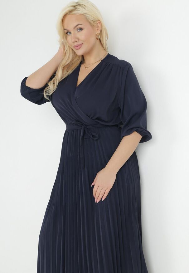 Born2be - Granatowa Plisowana Sukienka Maxi z Kopertowym Dekoltem i Wiązaniem w Talii Lariah. Kolekcja: plus size. Kolor: niebieski. Materiał: materiał. Typ sukienki: kopertowe. Długość: maxi