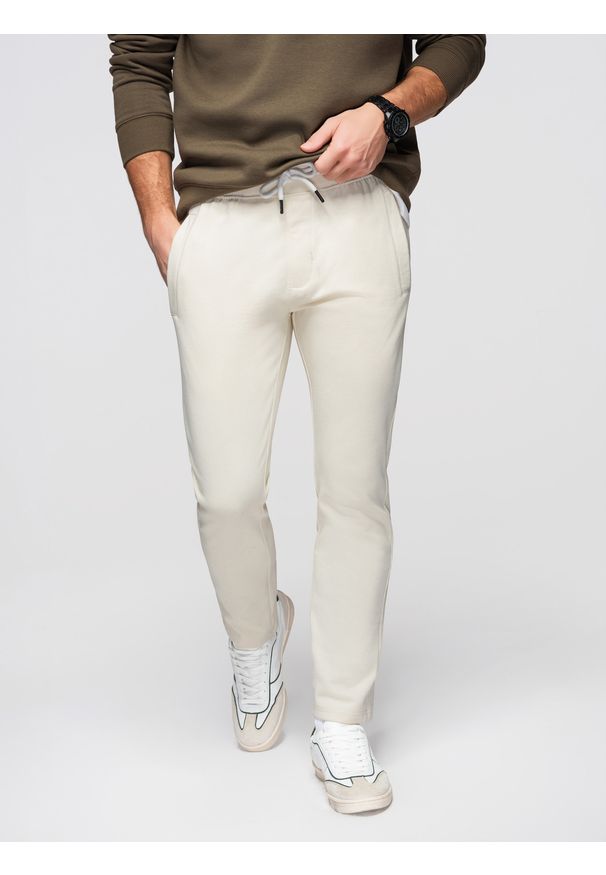 Ombre Clothing - Męskie bawełniane spodnie dresowe BASIC z nogawką bez ściągacza - kremowe V11 - Rozmiar: XL. Okazja: na co dzień. Kolor: kremowy. Materiał: dresówka, bawełna. Wzór: gładki, aplikacja. Styl: casual, klasyczny, sportowy