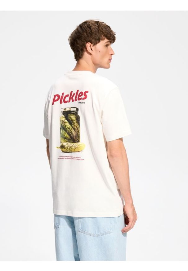 Reserved - T-shirt regular z nadrukiem na plecach - biały. Kolor: biały. Materiał: bawełna, dzianina. Wzór: nadruk
