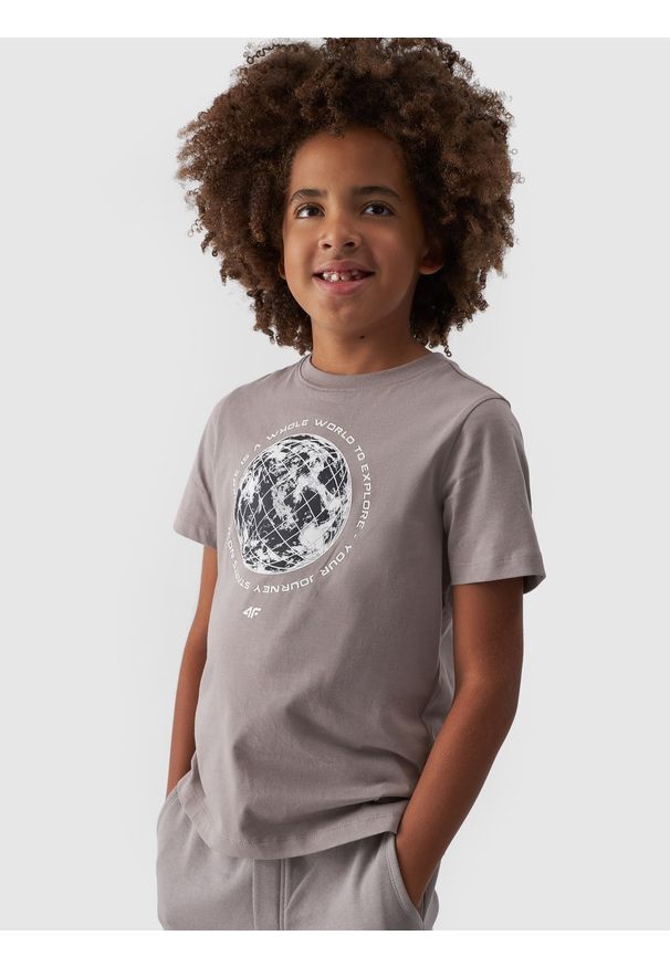4f - 4F T-shirt z nadrukiem chłopięcy - szary 128 (7-8 lat). Okazja: na co dzień. Kolor: szary. Materiał: bawełna, jersey, dzianina. Długość rękawa: krótki rękaw. Długość: krótkie. Wzór: nadruk. Sezon: lato. Styl: sportowy, klasyczny, casual
