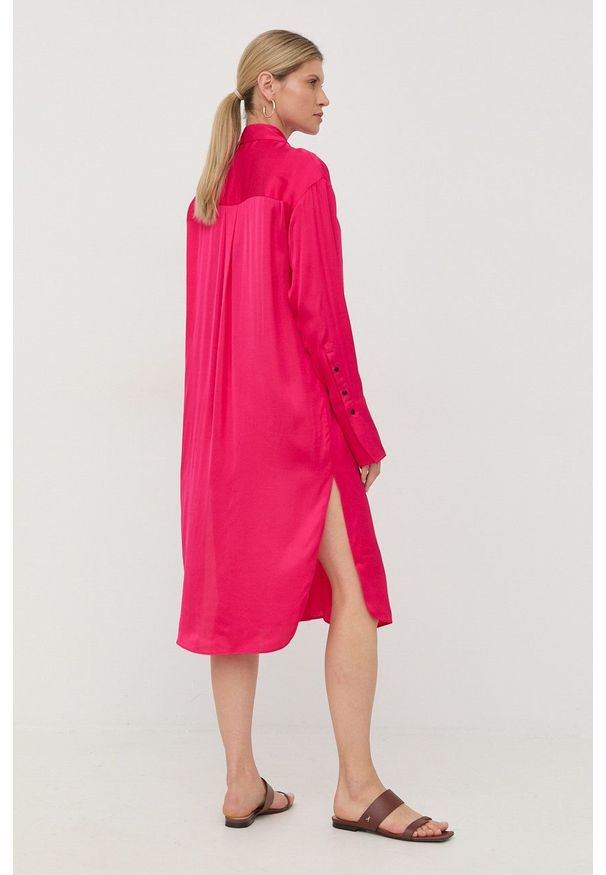 Birgitte Herskind sukienka kolor różowy midi oversize. Kolor: różowy. Materiał: guma, tkanina. Długość rękawa: długi rękaw. Typ sukienki: oversize. Długość: midi
