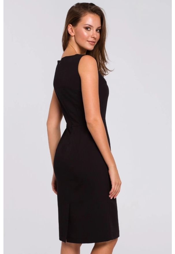 Sukienki.shop - Klasyczna elegancka sukienka midi z dekoltem V czarna. Okazja: na imprezę, do pracy, na randkę. Kolor: czarny. Długość rękawa: bez rękawów. Styl: klasyczny, elegancki. Długość: midi