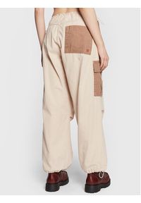 BDG Urban Outfitters Spodnie materiałowe 76283084 Beżowy Relaxed Fit. Kolor: beżowy. Materiał: bawełna