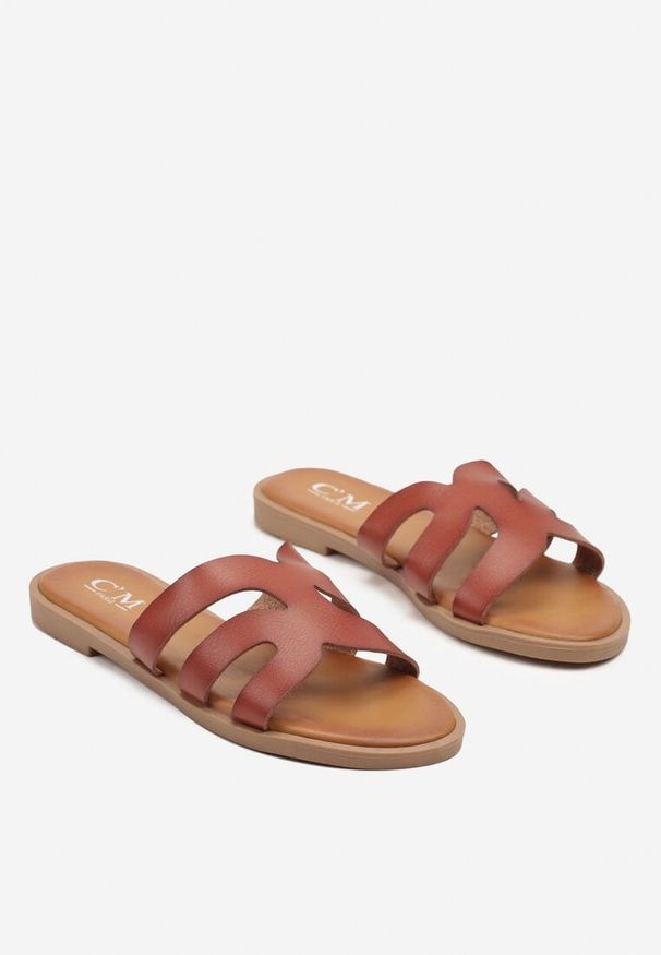 Renee - Jasnobrązowe Płaskie Klapki z Szerokim Paskiem z Wycięciami Lovehia. Okazja: na spacer. Kolor: brązowy. Sezon: lato. Styl: elegancki