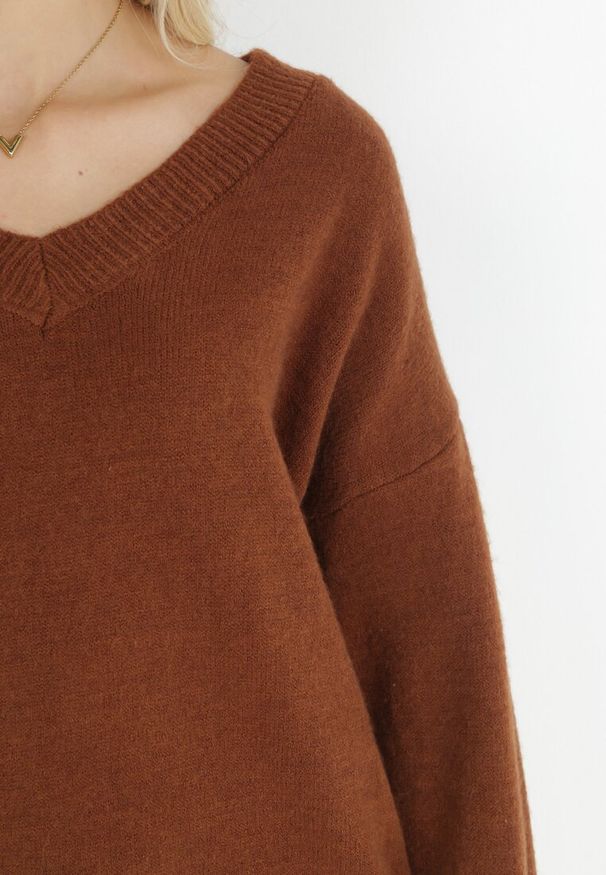 Born2be - Brązowy Sweter z Wiskozy Oversize Yorate. Okazja: na co dzień. Typ kołnierza: dekolt w serek. Kolor: brązowy. Materiał: wiskoza. Długość rękawa: długi rękaw. Długość: długie. Styl: wizytowy, elegancki, casual