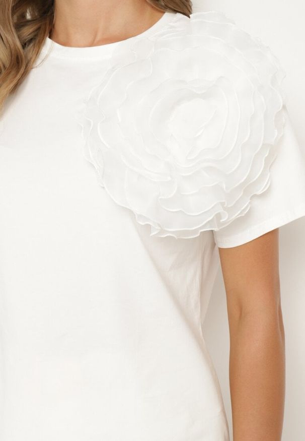 Born2be - Biały T-shirt Koszulka z Krótkim Rękawem i Aplikacją w Kształcie Kwiatu Nestairis. Kolor: biały. Długość rękawa: krótki rękaw. Długość: krótkie. Wzór: kwiaty, aplikacja. Styl: klasyczny