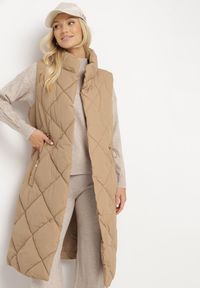 Born2be - Ciemnobeżowa Pikowana Kamizelka o Długim Kroju ze Stójką i Kieszeniami Avatheia. Okazja: na co dzień. Typ kołnierza: kołnierzyk stójkowy. Kolor: beżowy. Materiał: jeans. Długość: długie. Wzór: aplikacja. Styl: klasyczny, casual, elegancki #6