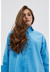 MOODO - Koszula oversize błękitna. Kolor: niebieski. Materiał: poliester, elastan, bawełna