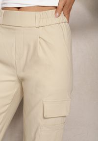 Renee - Jasnobeżowe Zwężane Spodnie z Gumką w Pasie i Wsuwanymi Kieszeniami Lerana. Okazja: na spotkanie biznesowe, na co dzień. Kolor: beżowy. Styl: casual, elegancki, biznesowy