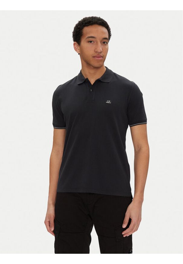 C.P. Company Polo 18CMPL130A006263G Czarny Regular Fit. Typ kołnierza: polo. Kolor: czarny. Materiał: syntetyk