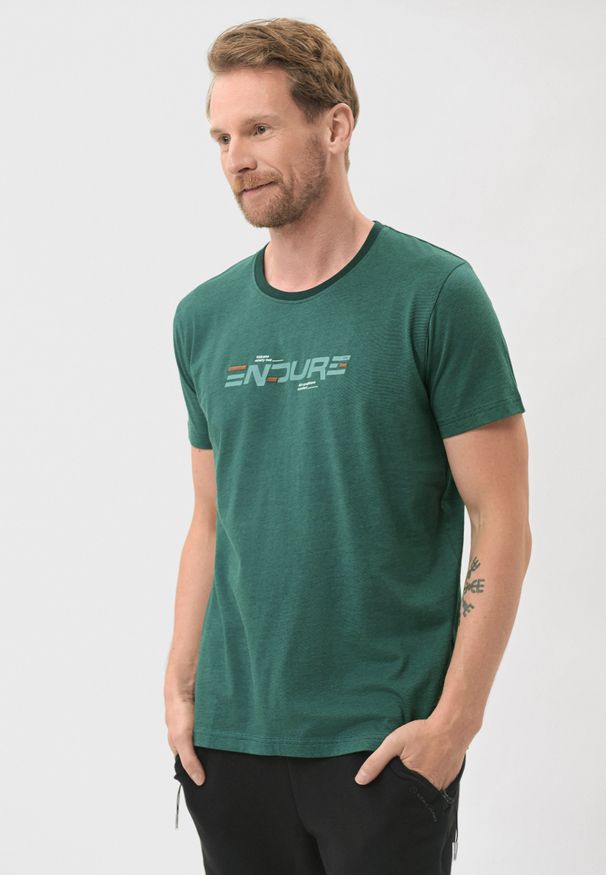 Volcano - T-shirt w sportowym stylu T-ENDE. Materiał: bawełna, materiał, dresówka, włókno, skóra. Długość rękawa: krótki rękaw. Długość: krótkie. Wzór: napisy, gładki, nadruk. Sezon: zima, lato. Styl: sportowy