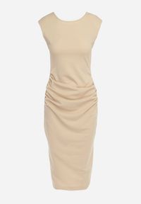 Born2be - Beżowa Taliowana Sukienka Bez Rękawów z Ozdobnym Marszczeniem Lunala. Okazja: na co dzień. Kolor: beżowy. Materiał: skóra. Długość rękawa: bez rękawów. Styl: casual #3