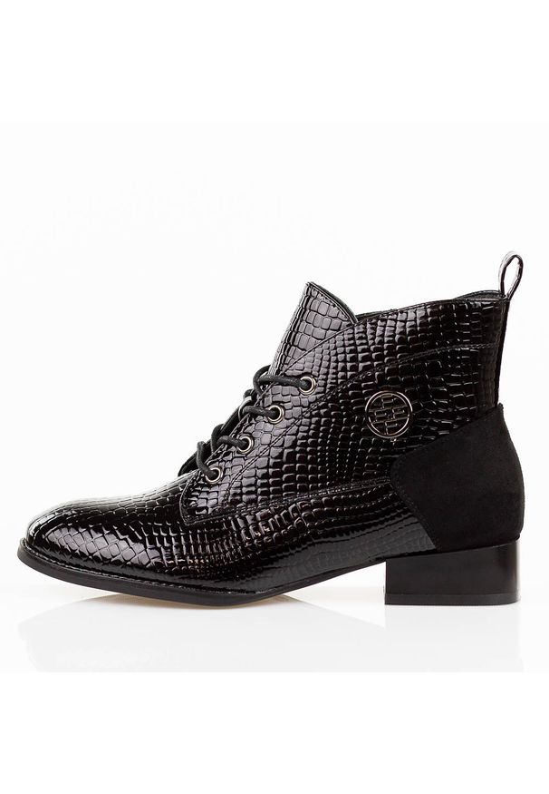 Czarne lakierowane botki damskie Filippo DBT4824/25. Okazja: na co dzień. Nosek buta: okrągły. Kolor: czarny. Szerokość cholewki: normalna. Wzór: aplikacja. Materiał: skóra, lakier. Sezon: zima, jesień. Obcas: na obcasie. Styl: klasyczny, casual, elegancki. Wysokość obcasa: niski