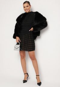 Born2be - Czarna Połyskująca Sukienka o Rozkloszowanym Kroju ze Stójką i Elastyczną Gumką w Pasie Venaraelle. Typ kołnierza: kołnierzyk stójkowy. Kolor: czarny. Wzór: aplikacja. Typ sukienki: rozkloszowane. Styl: klasyczny #2