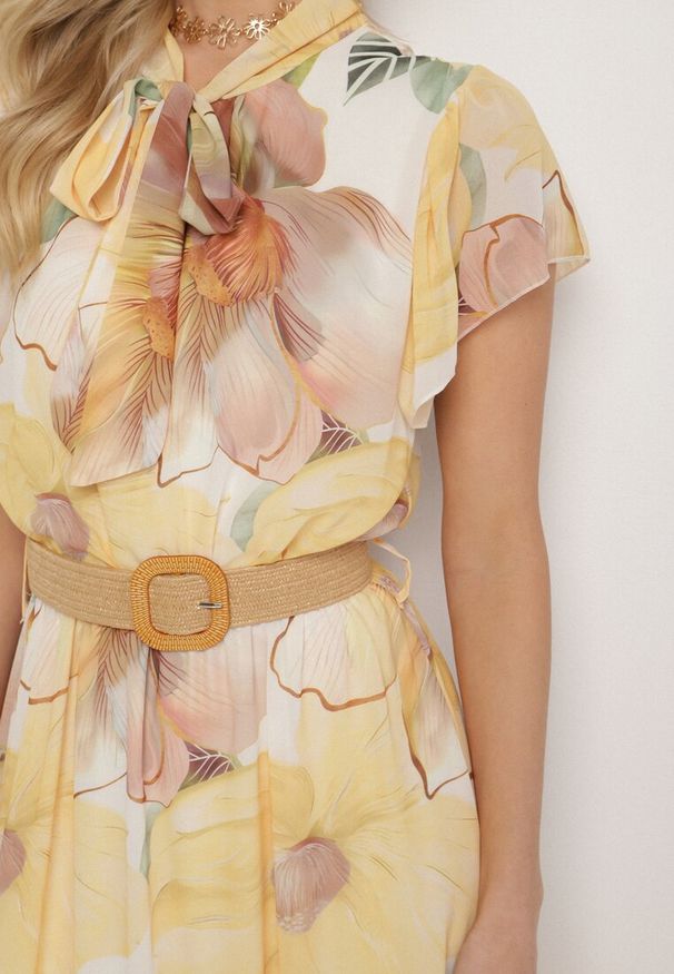 Born2be - Żółta Sukienka o Rozkloszowanym Kroju z Wiązaniem przy Dekolcie i Paskiem Sorilina. Okazja: na co dzień. Kolor: żółty. Długość rękawa: krótki rękaw. Wzór: kwiaty. Styl: casual, elegancki