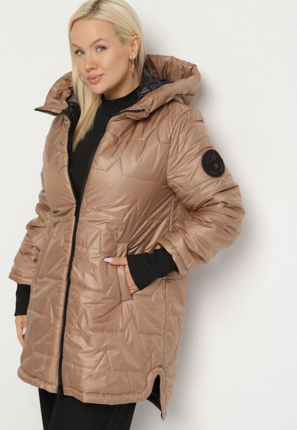 Born2be - Jasnobrązowa Przejściowa Kurtka z Pikowanymi Przeszyciami Fesinoa. Okazja: na co dzień, na spacer. Typ kołnierza: kaptur. Kolekcja: plus size. Kolor: brązowy. Materiał: jeans. Styl: casual