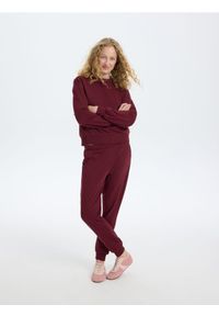 Reserved - Spodnie dresowe jogger z bawełną - bordowy. Kolor: czerwony. Materiał: bawełna, dresówka #1