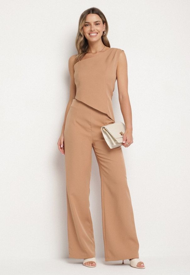 Born2be - Ciemnobeżowy Asymetryczny Komplet z Wiskozą Bluzka i Szerokie Spodnie Dollirea. Kolor: beżowy. Materiał: wiskoza
