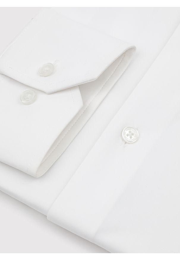 Pako Lorente - PAKO LORENTE – Biała dzianinowa koszula męska. Typ kołnierza: kołnierzyk klasyczny. Kolor: czarny, biały, niebieski. Materiał: dzianina. Długość rękawa: długi rękaw. Długość: długie. Wzór: gładki. Styl: klasyczny