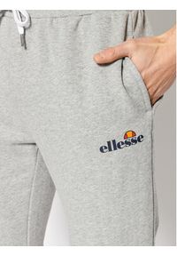 Ellesse Spodnie dresowe Granite SHK12643 Szary Regular Fit. Kolor: szary. Materiał: dresówka, bawełna