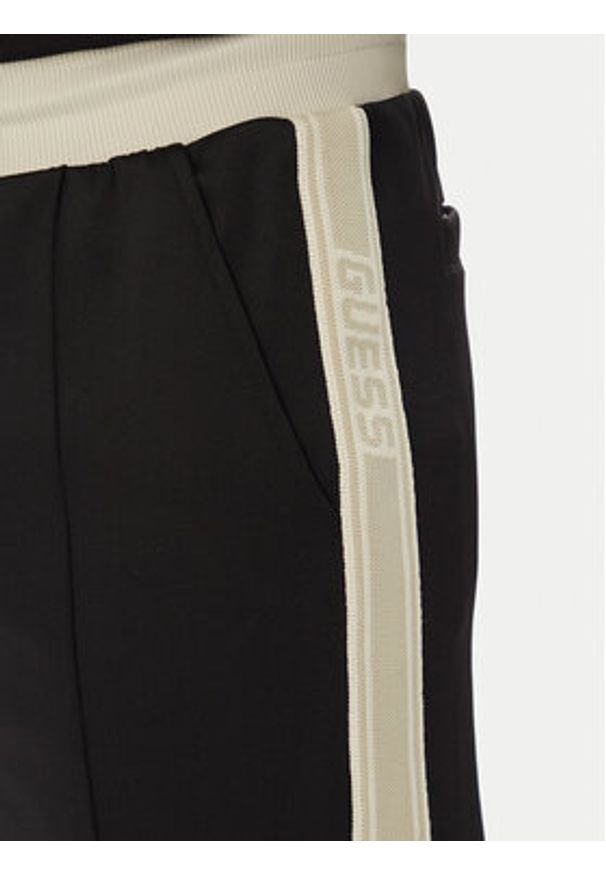 Guess Spodnie dresowe Z5YB14 KCRU2 Czarny Regular Fit. Kolor: czarny. Materiał: syntetyk