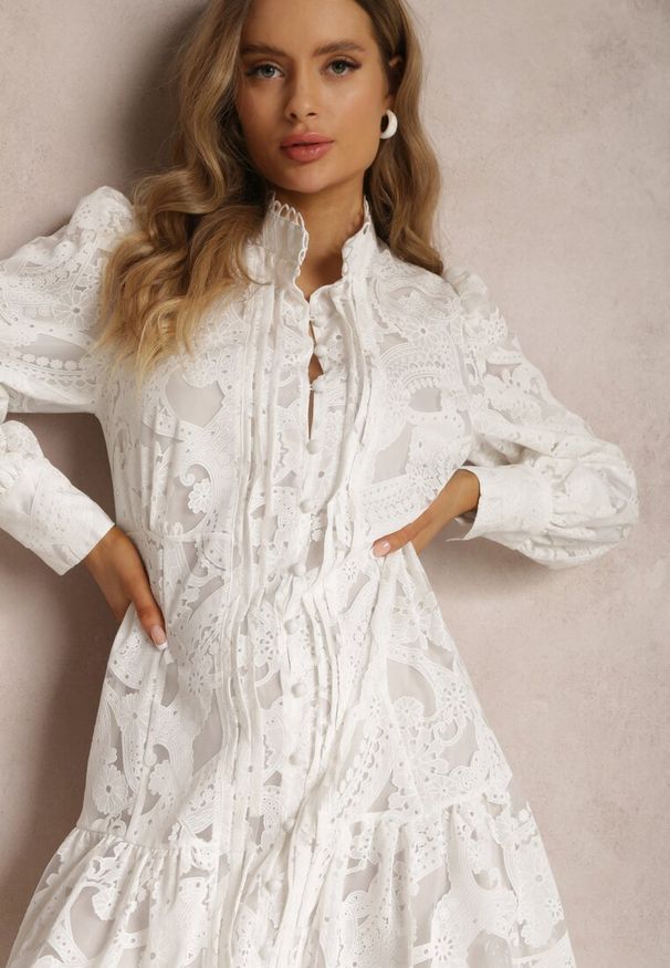Renee - Biała Sukienka Hermesilea. Typ kołnierza: kołnierzyk stójkowy. Kolor: biały. Materiał: tkanina. Wzór: aplikacja, kwiaty, haft. Styl: boho. Długość: mini
