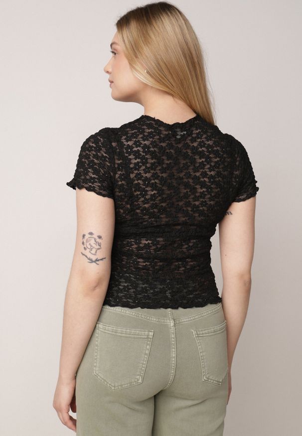Born2be - Czarna Koronkowa Bluzka o Dopasowanym Kroju z Krótkim Rękawem Noessa. Okazja: do pracy, na co dzień, na spotkanie biznesowe. Kolor: czarny. Materiał: koronka. Długość rękawa: krótki rękaw. Długość: krótkie. Wzór: koronka. Styl: elegancki, biznesowy, klasyczny, casual