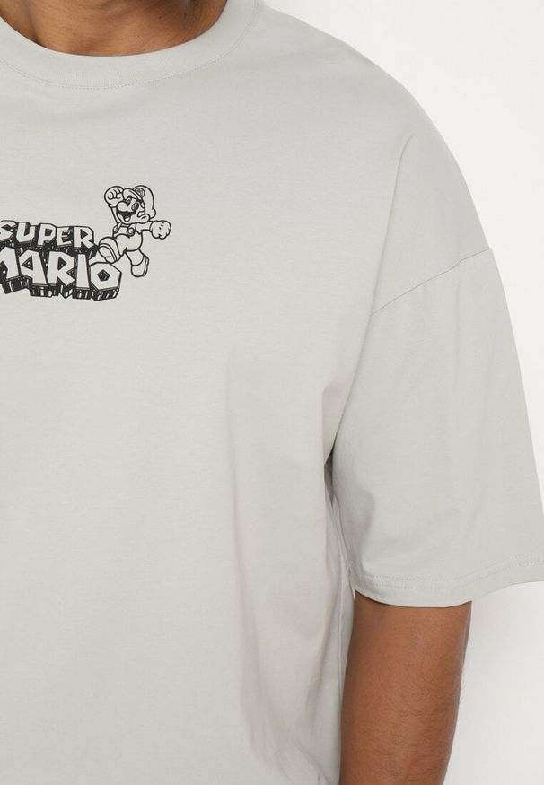 Born2be - Szara Koszulka Bawełniana Oversize z Nadrukiem z Przodu i na Plecach Mannesha. Kolor: szary. Materiał: bawełna. Wzór: nadruk