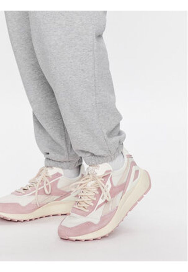 New Balance Spodnie dresowe WP31530 Szary Relaxed Fit. Kolor: szary. Materiał: bawełna, dresówka, syntetyk