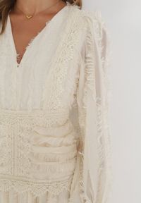 Born2be - Beżowa Rozkloszowana Sukienka z Koronką i Wystrzępieniem Jenika. Kolor: beżowy. Materiał: koronka. Wzór: koronka. Styl: elegancki #5