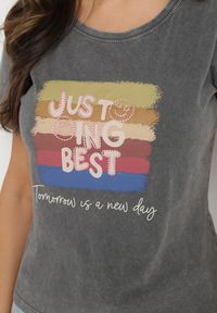 Born2be - Ciemnoszary Bawełniany T-shirt Ozdobiony Nadrukiem Alonera. Okazja: na co dzień, na spacer. Kolor: szary. Materiał: bawełna. Wzór: aplikacja, nadruk. Styl: casual #3