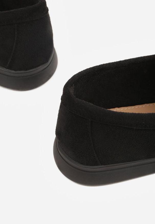 Renee - Czarne Mokasyny z Imitacji Zamszu Zdobione Zawieszką i Przeszyciem Aezoris. Okazja: na co dzień. Kolor: czarny. Materiał: zamsz. Wzór: aplikacja. Styl: elegancki, casual