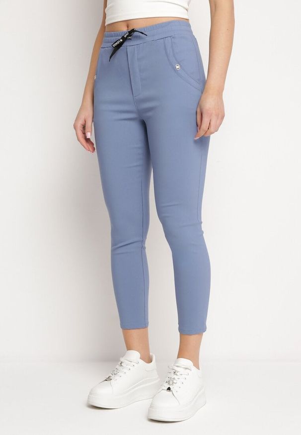 Born2be - Niebieskie Spodnie z Nogawkami 7/8 Wiązane w Pasie z Kieszeniami Allemia. Okazja: na co dzień, na spotkanie biznesowe. Kolor: niebieski. Styl: biznesowy, klasyczny, casual