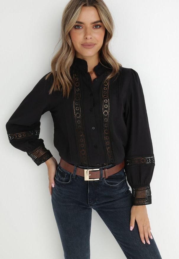 Born2be - Czarna Koszula ze Stójką i Koronką Argochis. Typ kołnierza: kołnierzyk stójkowy. Kolor: czarny. Materiał: koronka. Wzór: koronka