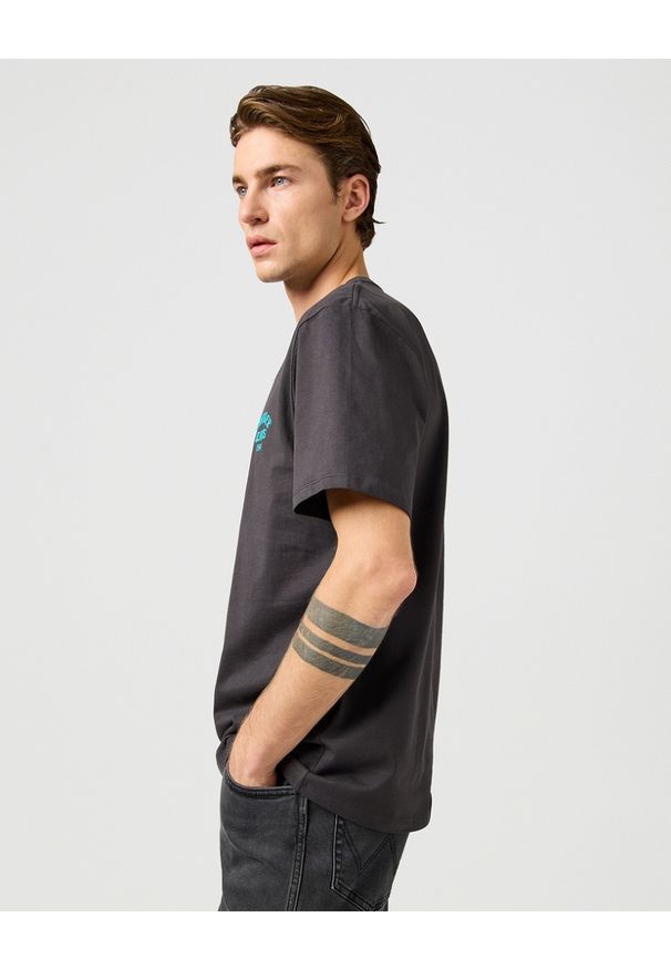 Wrangler - MESKA KOSZULKA WRANGLER SMALL LOGO TEE FADED BLACK 112362800
