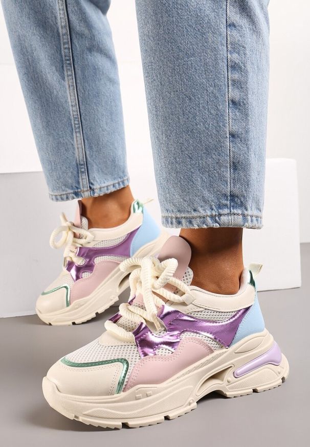 Renee - Beżowe Sneakersy na Platformie z Wycięciem i Grubymi Sznurówkami Bosylia. Okazja: na co dzień. Nosek buta: okrągły. Zapięcie: sznurówki. Kolor: beżowy. Obcas: na platformie