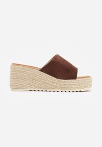 Born2be - Brązowe Boho Klapki z Imitacji Zamszu na Plecionym Koturnie Adrea. Okazja: na co dzień. Kolor: brązowy. Materiał: zamsz. Wzór: gładki. Sezon: lato. Obcas: na koturnie. Styl: boho #7