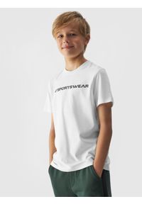 4f - 4F T-shirt regular z nadrukiem chłopięcy - biały 134 (8-9 lat). Okazja: na co dzień. Kolor: biały. Materiał: bawełna, jersey, dzianina. Długość rękawa: krótki rękaw. Długość: krótkie. Wzór: napisy, gładki, ze splotem. Sezon: lato. Styl: sportowy, klasyczny, casual