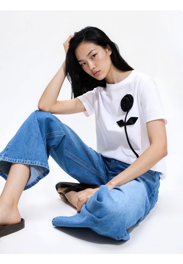 Reserved - T-shirt z kwiatową aplikacją - biały. Kolor: biały. Materiał: bawełna, dzianina. Wzór: aplikacja, kwiaty