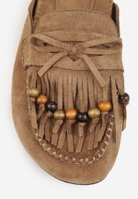 Renee - Beżowe Klapki VICES Mule Ozdobione Frędzlami Koralikami i Kokardą Eathelena. Okazja: na plażę. Kolor: beżowy. Wzór: aplikacja. Sezon: lato #7