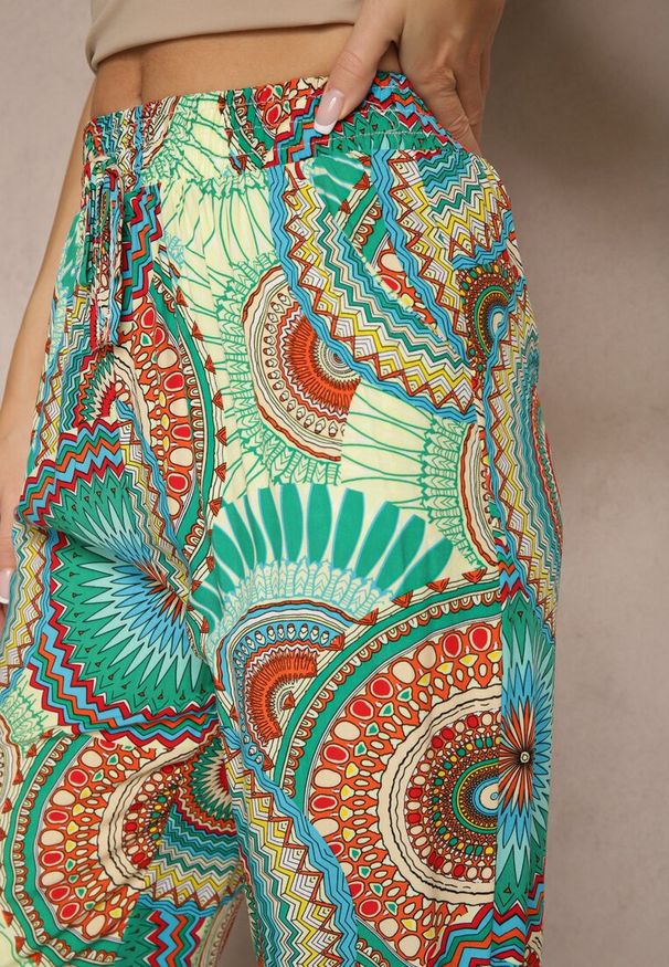 Renee - Zielone Szerokie Spodnie z Bawełny High Waist w Abstrakcyjny Wzór Jorivaess. Okazja: na spotkanie biznesowe, na co dzień. Stan: podwyższony. Kolor: zielony. Materiał: bawełna. Styl: elegancki, casual, klasyczny, biznesowy