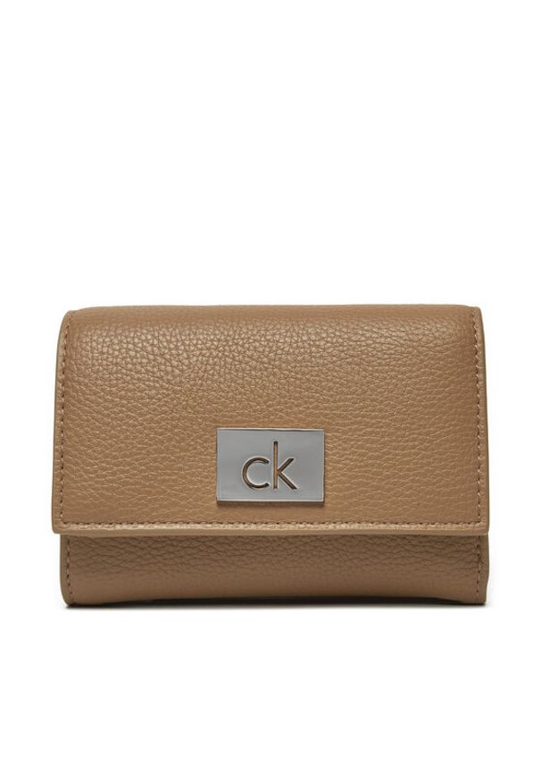 Calvin Klein Mały Portfel Damski Ck Plaque Small Trifold W/Zip K60K612834 Szary. Kolor: szary. Materiał: skóra